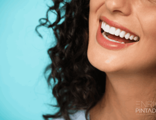 Carillas dentales para cerrar triángulos negros